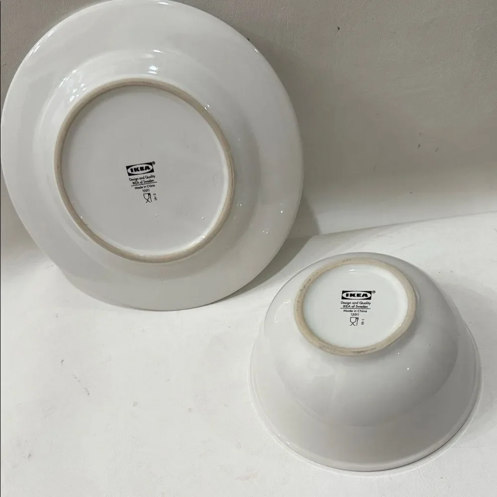 IKEA Christmas Elegant White Dinnerware Set Red Santa & Berries Blue Pine Set 2
